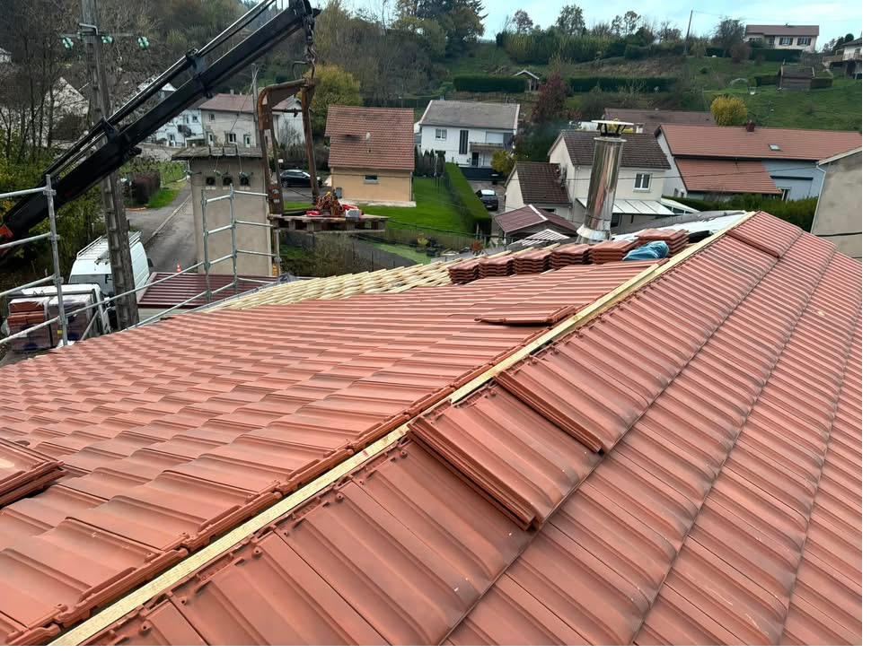 Pose d'une couverture en tuiles neuves sur toiture rénovée près d'Épinal