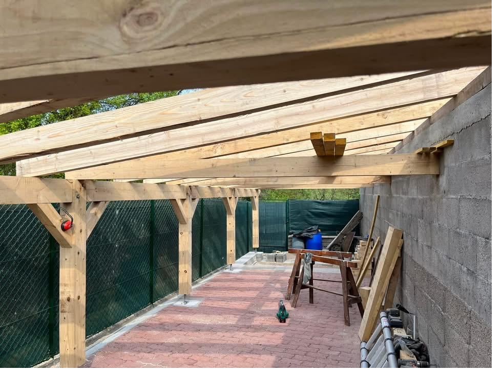 Ossature bois et abri de terrasse en bois massif construits par un charpentier des Vosges