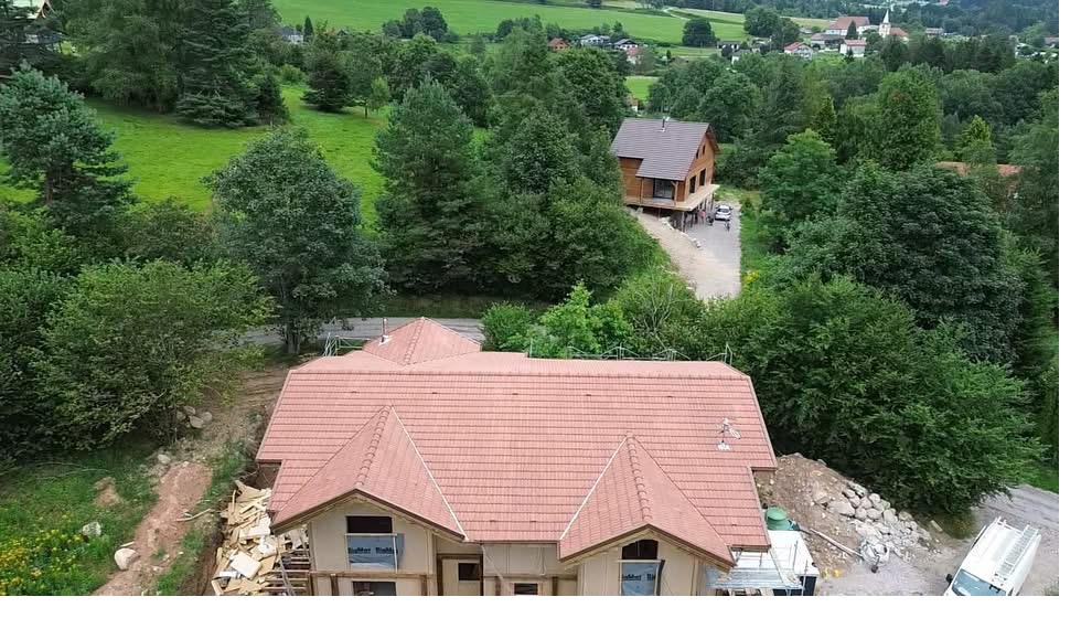Vue aérienne d'une toiture neuve en tuiles rouges réalisée dans la montagne vosgienne