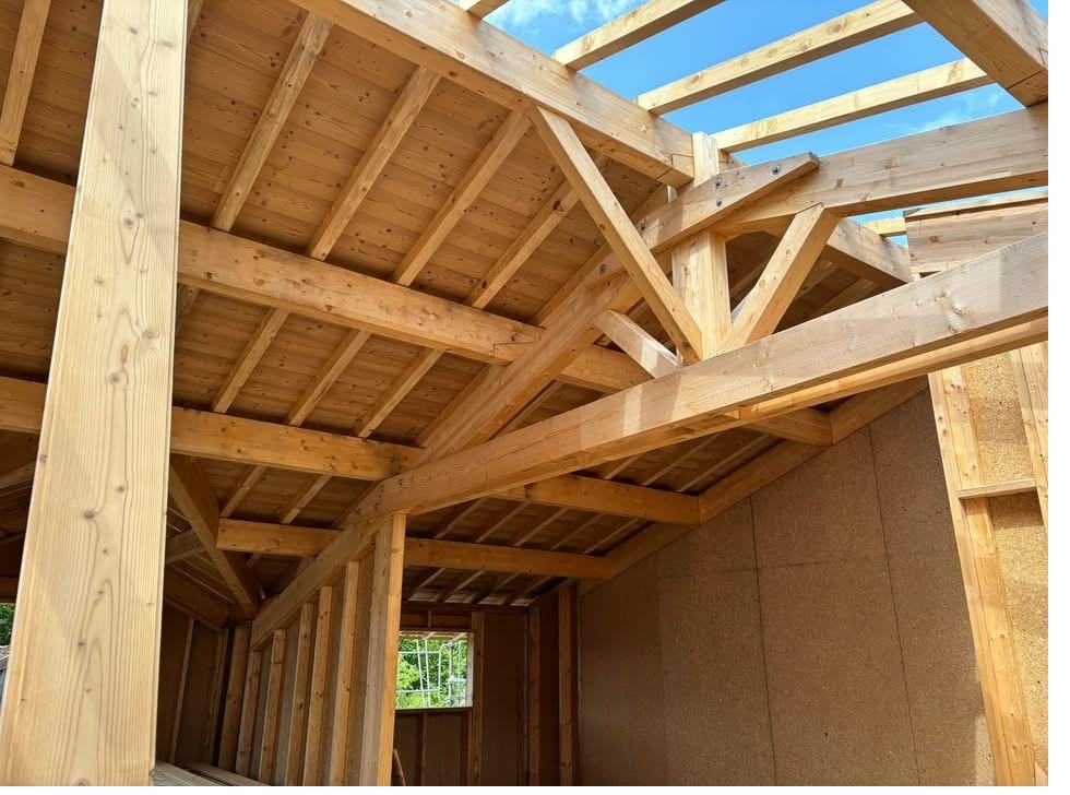 Charpente traditionnelle et murs à ossature bois d'une maison neuve dans les Vosges
