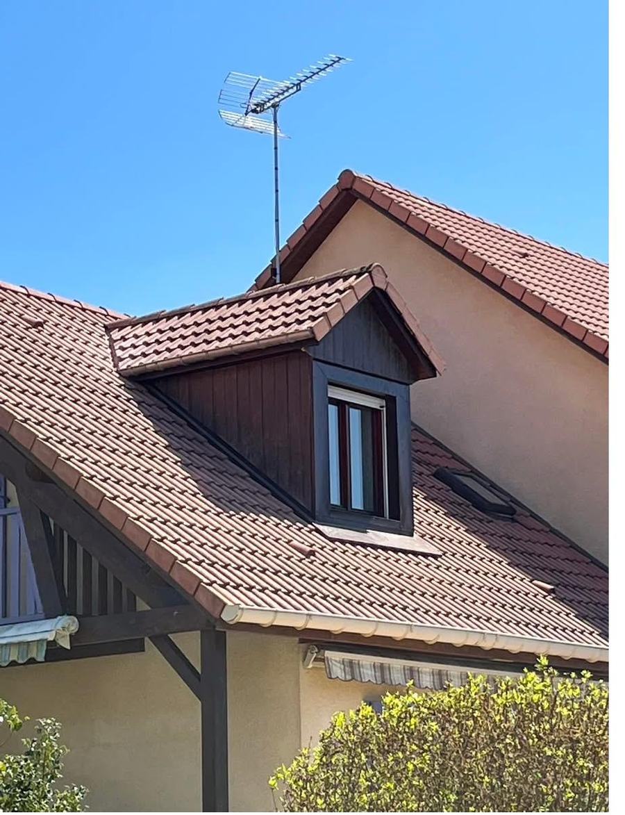 Lucarne en bois et couverture tuile avec raccords soignés sur maison vosgienne