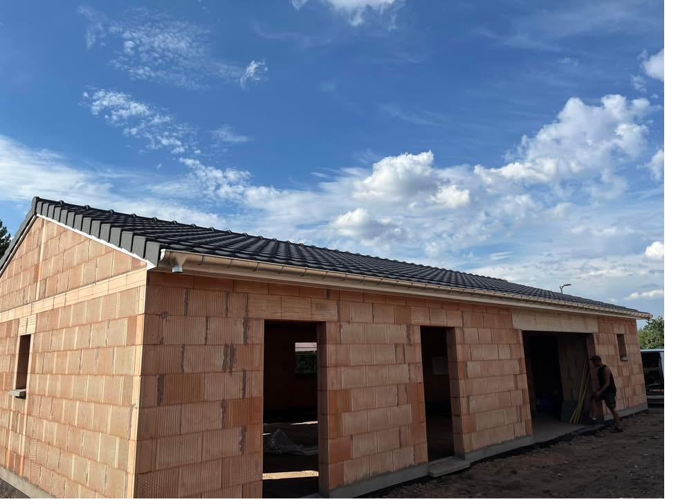 Maison neuve couverte en tuiles anthracite avec gouttières posées par un couvreur du 88