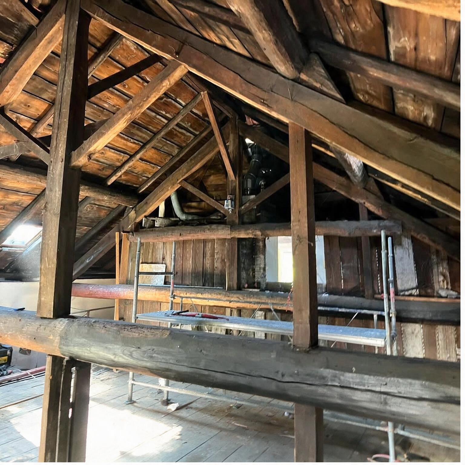 Rénovation d'une charpente ancienne en chêne dans un corps de ferme vosgien